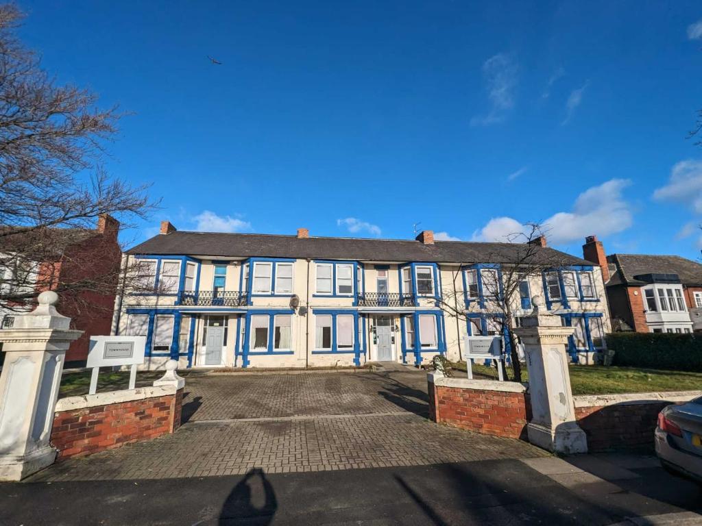ein großes blau-weißes Haus mit Auffahrt in der Unterkunft Eastbourne Lodge in Middlesbrough