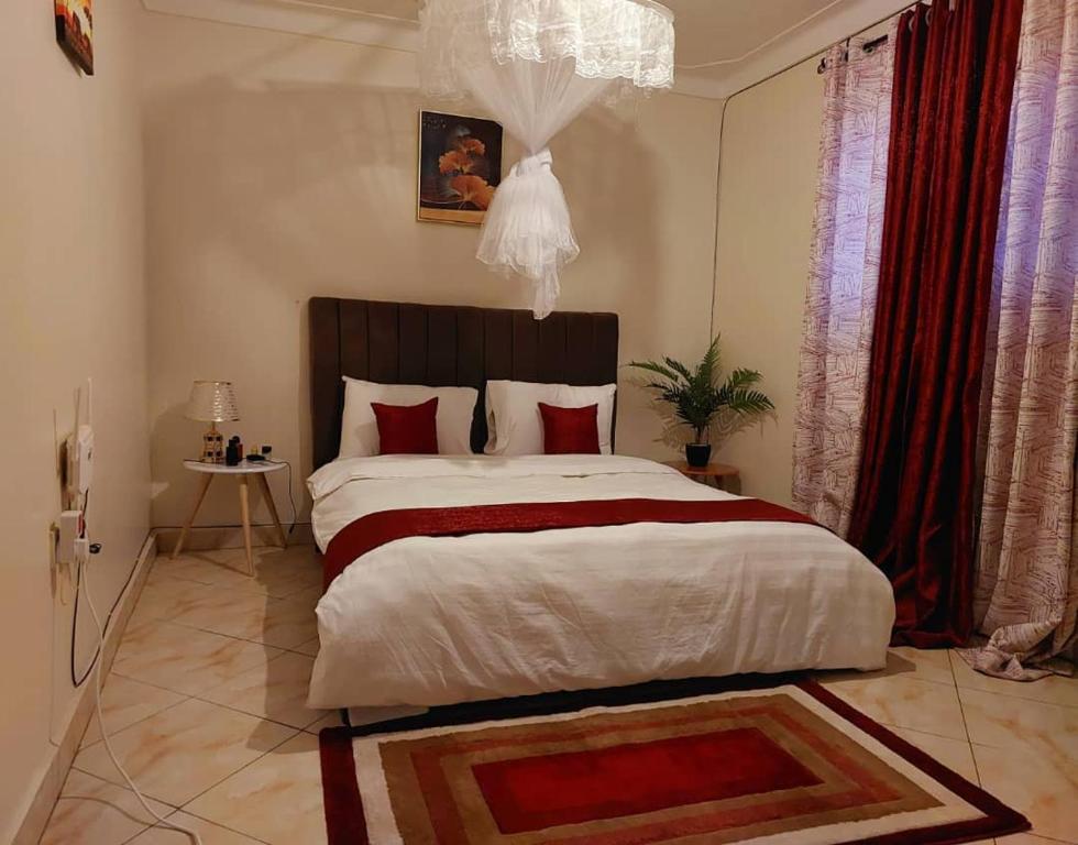 Un pat sau paturi într-o cameră la Muggiez Vacation Rentals