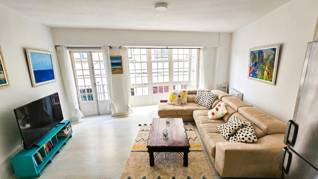 - un salon avec un canapé et une télévision dans l'établissement El piso de Valle-Inclán, à Pontevedra