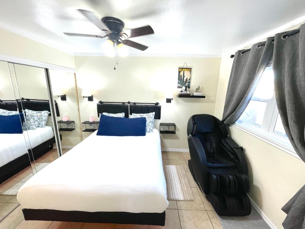 埃爾帕索的住宿－3Mins.Airport/Fort Bliss-Pet Friendly-Washer/Dryer，一间卧室配有一张床和吊扇