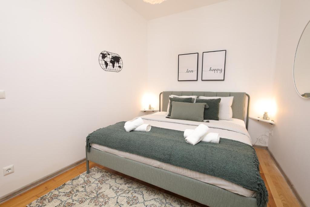 een slaapkamer met een groot bed met 2 kussens bij Emerald holiday home with patio in Wenen
