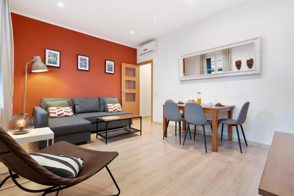 RECENTLY RENOVATED 2 BEDROOM APARTMENT IN EIXAMPLE في برشلونة: غرفة معيشة مع أريكة وطاولة