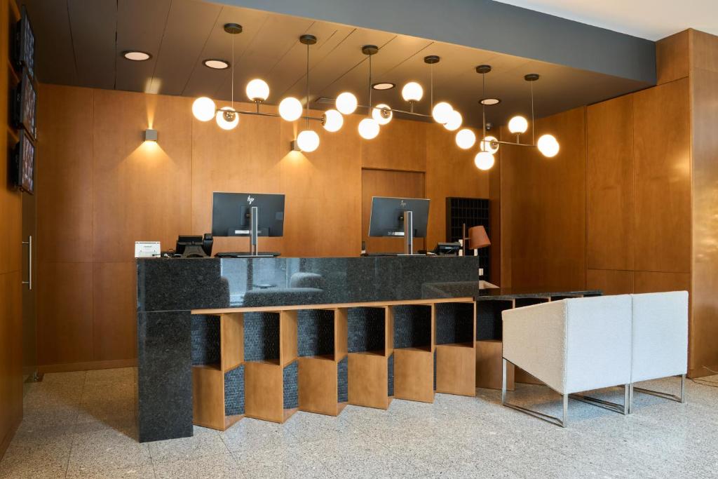 Uma televiso e/ou sistema de entretenimento em Hotel Versatile