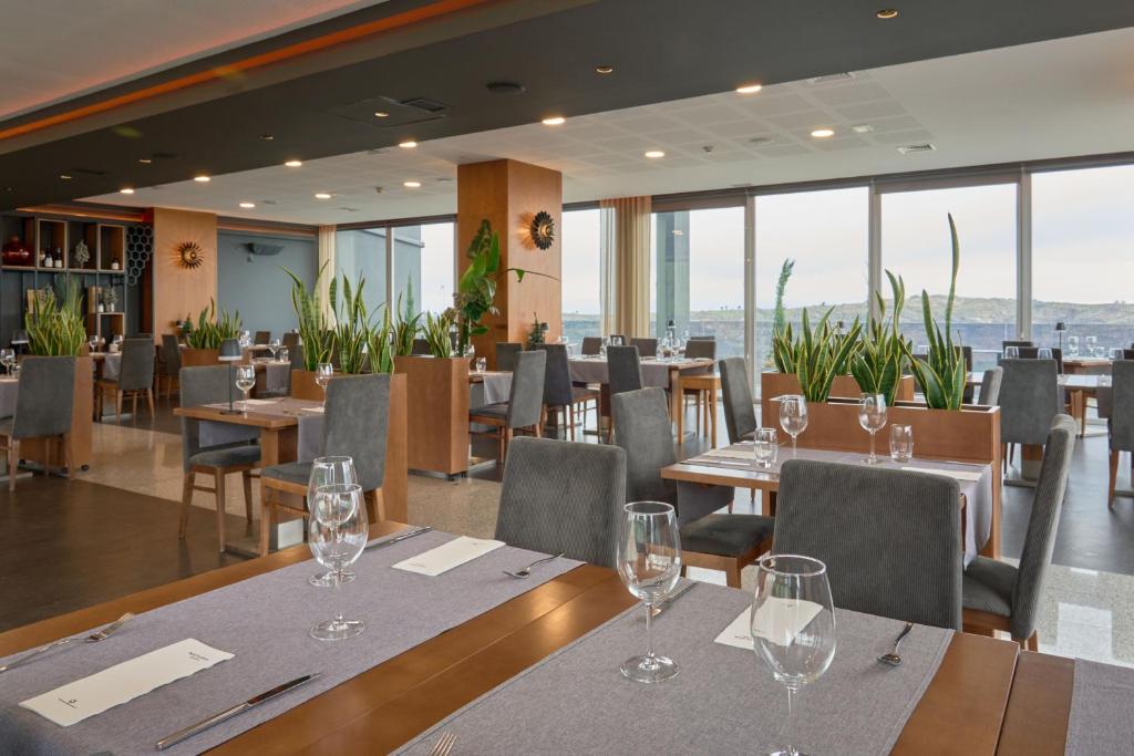 Um restaurante ou outro lugar para comer em Hotel Versatile