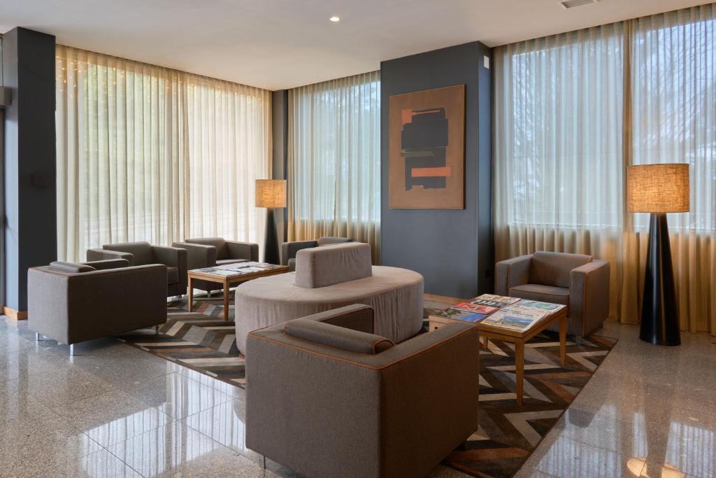Uma rea de estar em Hotel Versatile