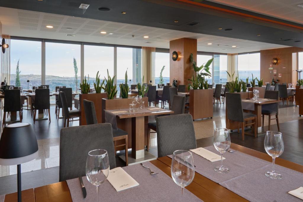 Um restaurante ou outro lugar para comer em Hotel Versatile