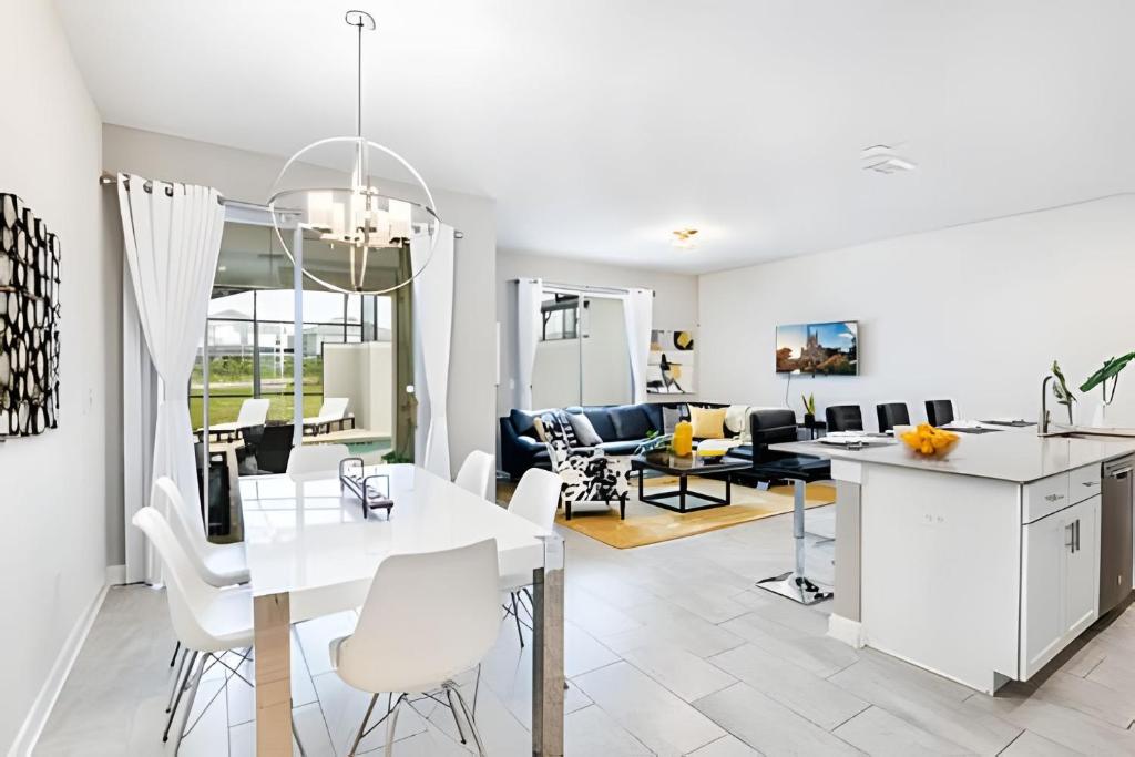 eine Küche und ein Wohnzimmer mit Tisch und Stühlen in der Unterkunft Resort Style, close to Disney and other parks in Davenport