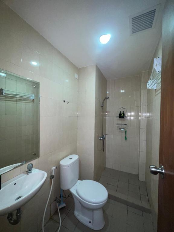 uma casa de banho com um WC, um lavatório e um chuveiro em Apartement Vida View, 2BR comfy place by Als em Pampang