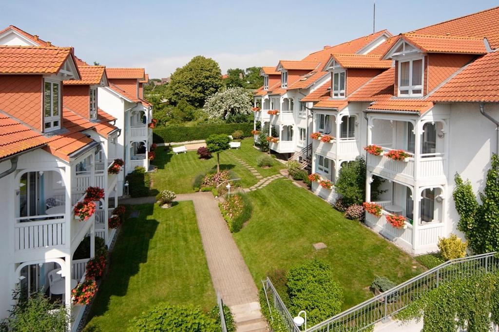 widok na szereg domów w obiekcie Apartmenthaus Binzer Sterne w mieście Binz