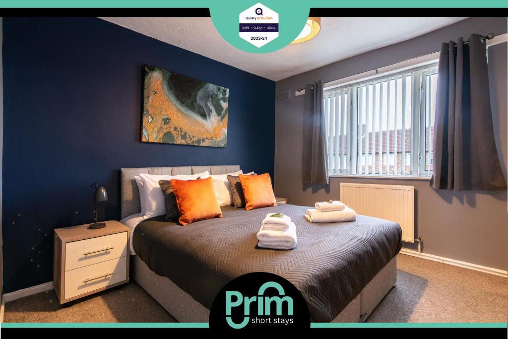ein Schlafzimmer mit einem Bett mit orangefarbenen Kissen und einem Fenster in der Unterkunft 3 Bed Apartment - Perfect for Contractors near Liverpool Airport in Hale