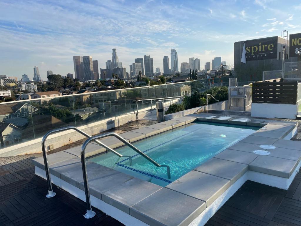 洛杉磯的住宿－Luxury Downtown Los Angeles Penthouse Condo with Skyline Views，一座城市天际线建筑的顶部游泳池