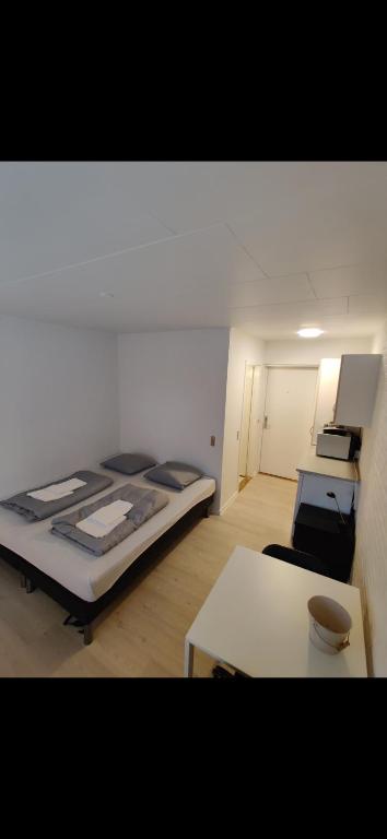 een kamer met een bed en een tafel. bij Capital city of Lego, Prime location! Room 01 in Billund