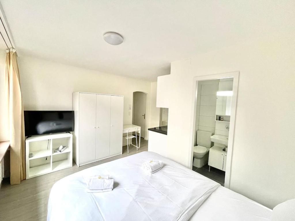 Een bed of bedden in een kamer bij Urban Oasis with Queen Bed and View BE-18