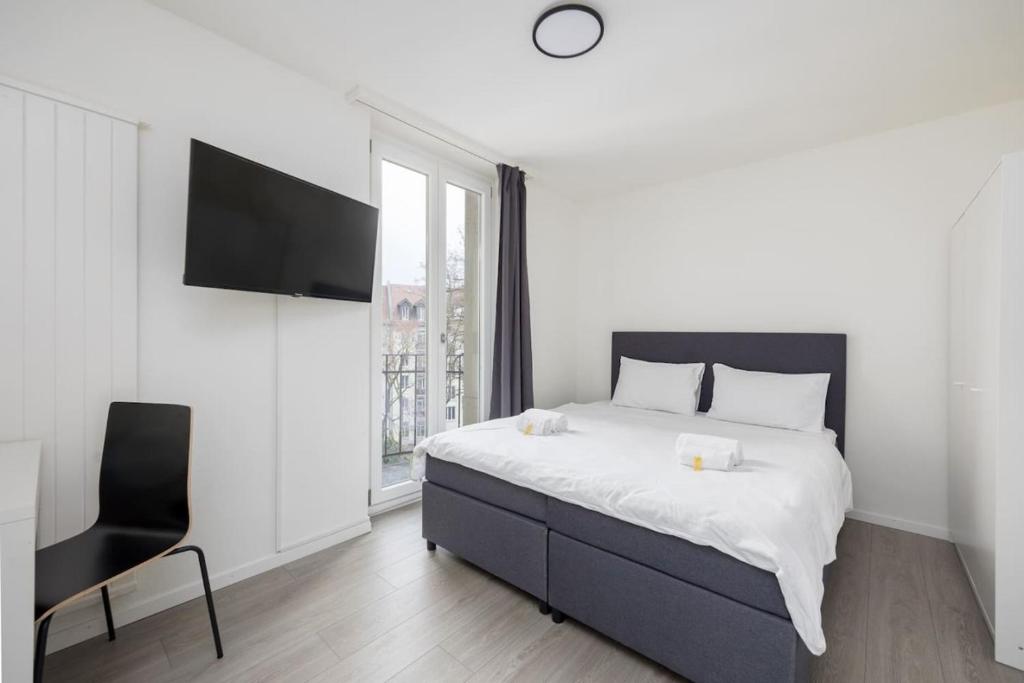 Postel nebo postele na pokoji v ubytování Urban Oasis with Queen Bed and View BE-49
