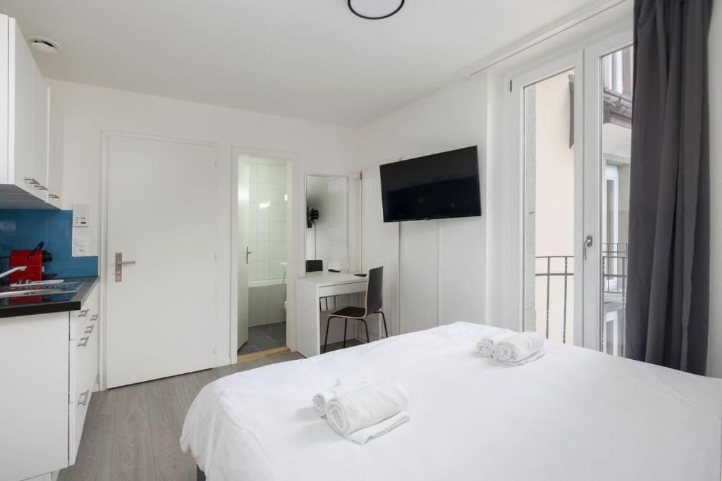 Postel nebo postele na pokoji v ubytování Urban Oasis with Queen Bed and View BE-49