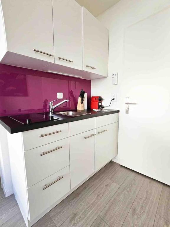 Downtown Deluxe Studio with Queen Bed BE-25 - Resim 10