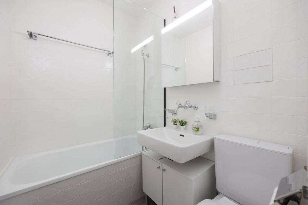 Urban Oasis with Queen Bed and View BE-19 - Resim 8