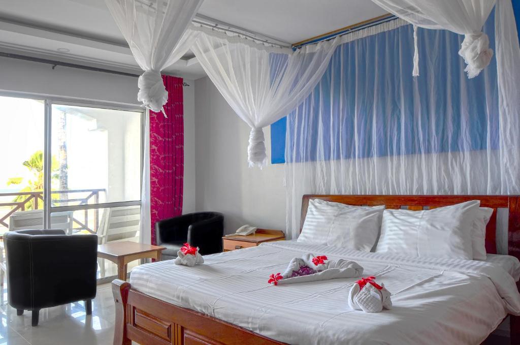 Postel nebo postele na pokoji v ubytování Sai Rock Beach Hotel & Spa