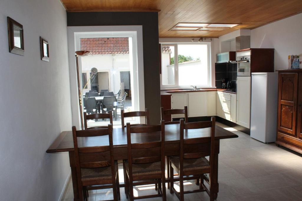cocina y comedor con mesa y sillas en De Blauwer, Roesbrugge, en Poperinge