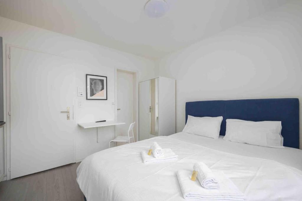 Postel nebo postele na pokoji v ubytování Urban Oasis with Queen Bed and View BE-32