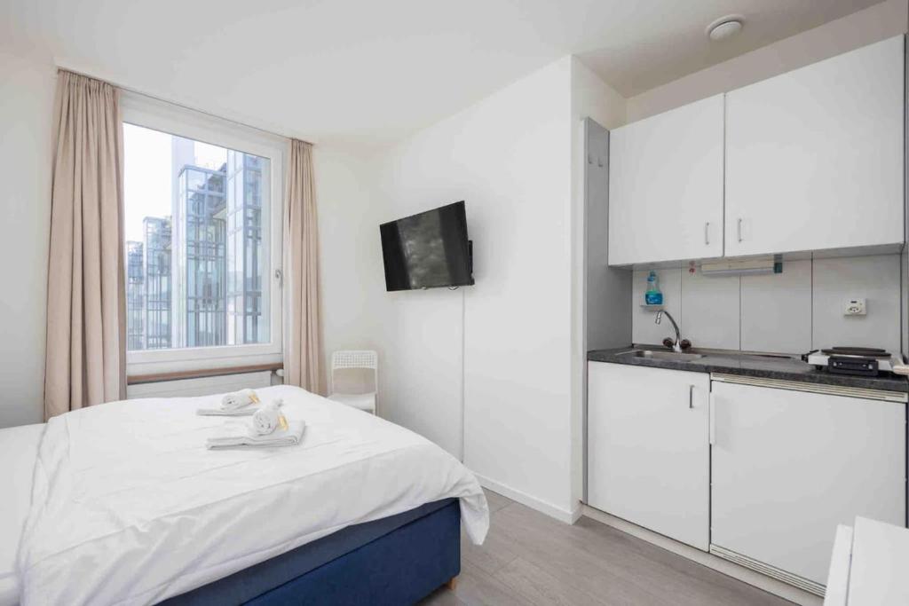 Postel nebo postele na pokoji v ubytování Urban Oasis with Queen Bed and View BE-32