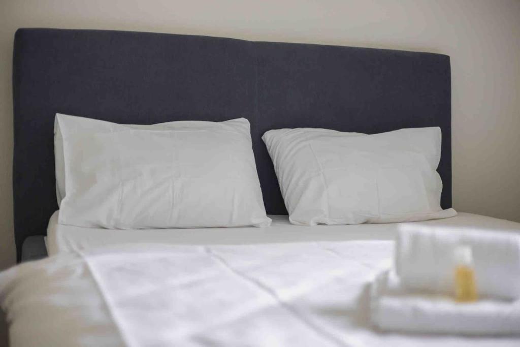 Postel nebo postele na pokoji v ubytování Urban Oasis with Queen Bed and View BE-32