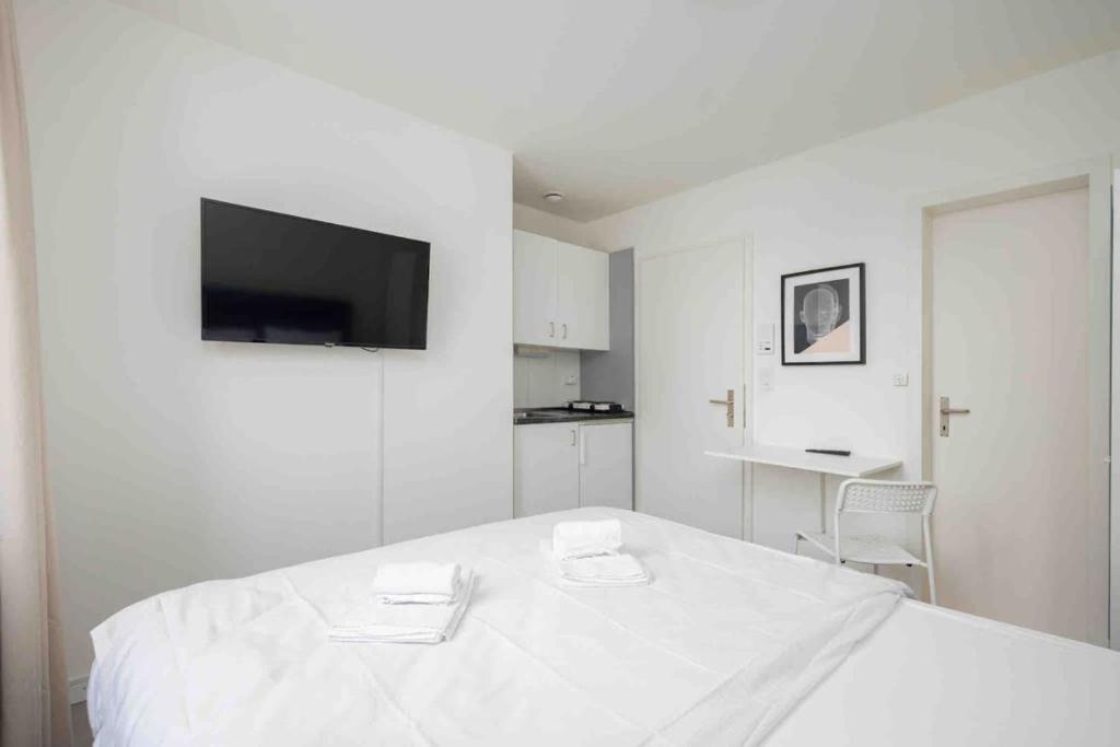 Postel nebo postele na pokoji v ubytování Urban Oasis with Queen Bed and View BE-32