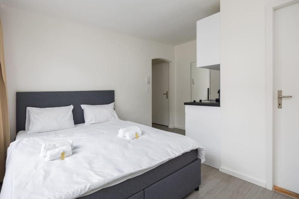 Postel nebo postele na pokoji v ubytování Urban Oasis with Queen Bed and View BE-48