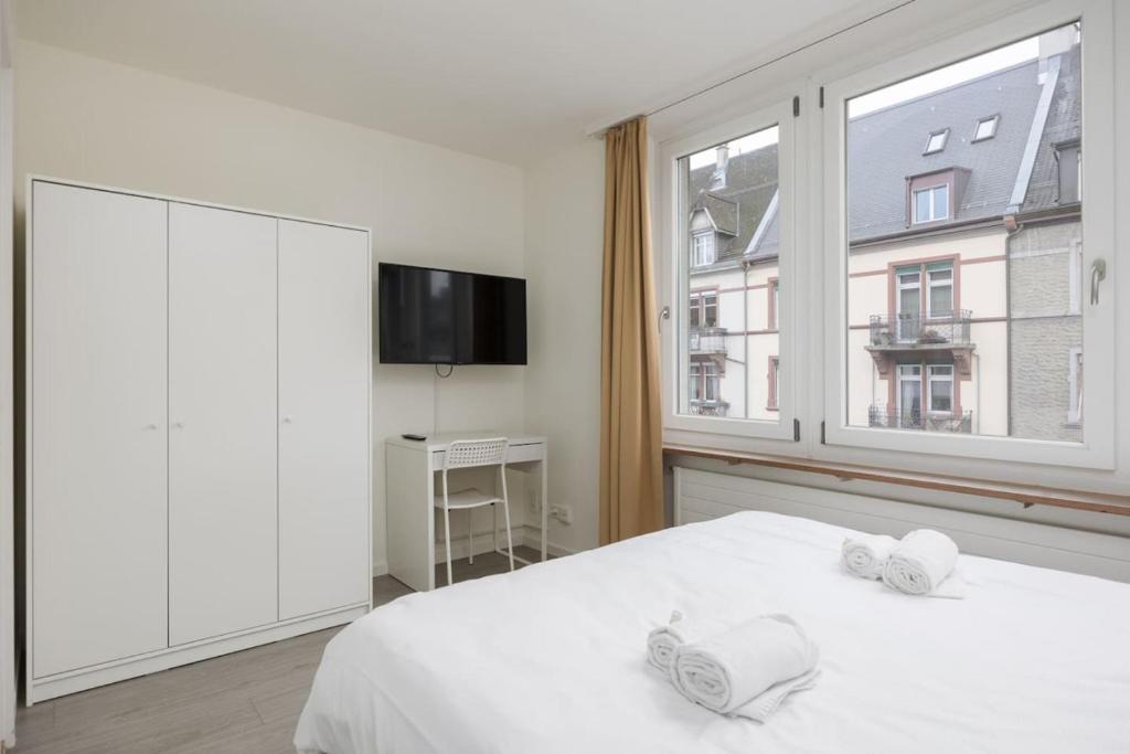 Postel nebo postele na pokoji v ubytování Urban Oasis with Queen Bed and View BE-48
