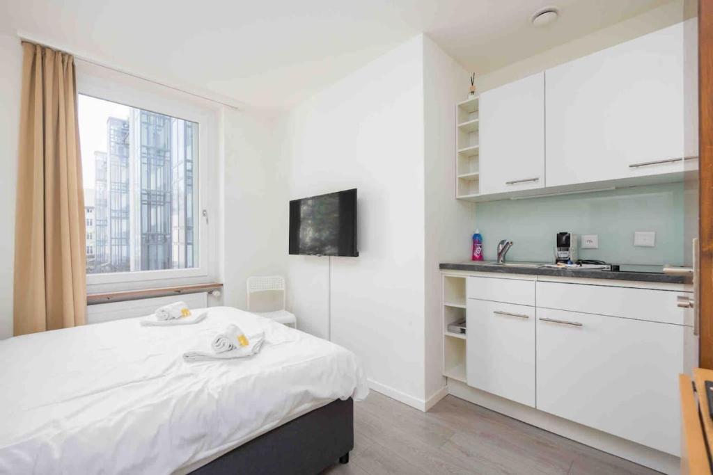 Kuchyň nebo kuchyňský kout v ubytování Urban Oasis with Queen Bed and View BE-12