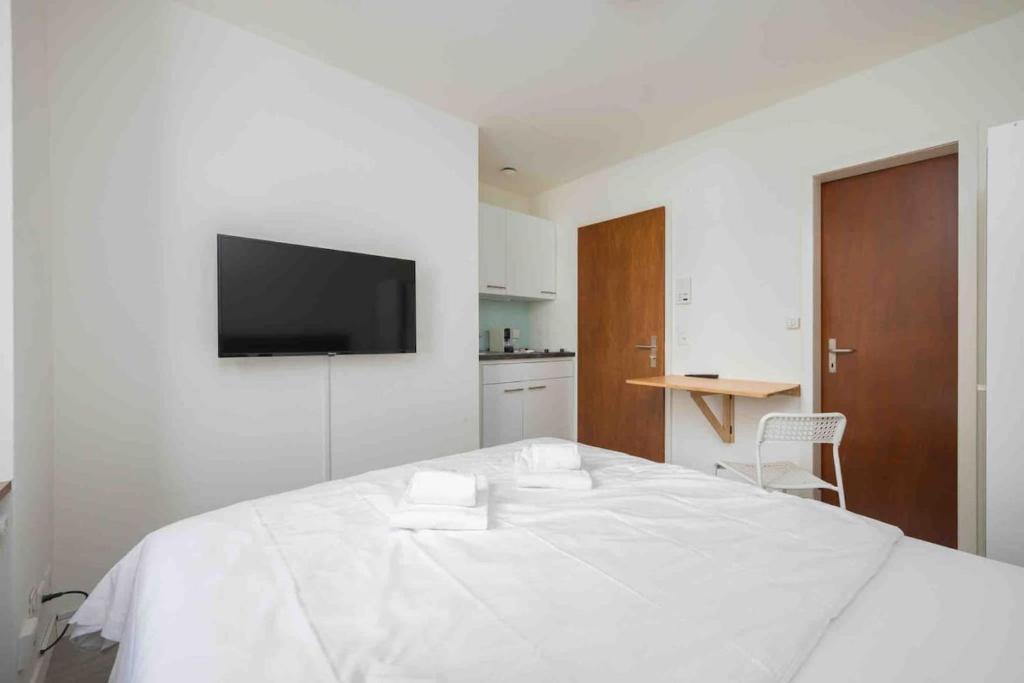 TV a/nebo společenská místnost v ubytování Urban Oasis with Queen Bed and View BE-12