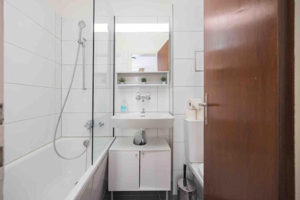 Urban Oasis with Queen Bed and View BE-12 - Resim 7