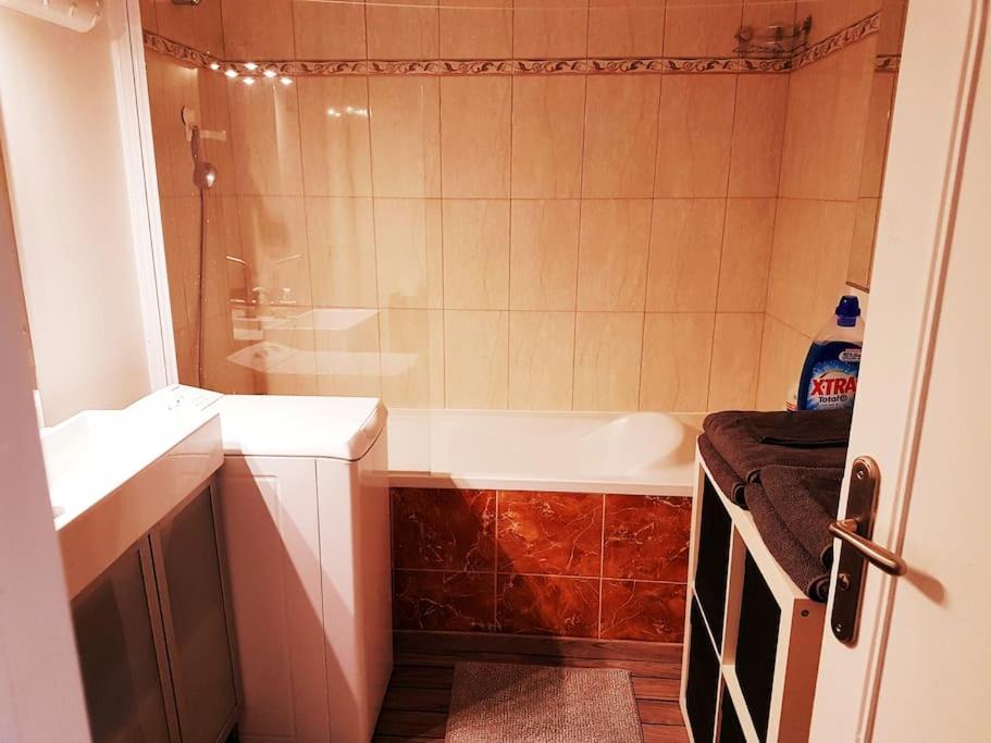 uma casa de banho com uma banheira, um lavatório e um chuveiro em SW - Olympic Games Property Paris Bourget em Le Bourget