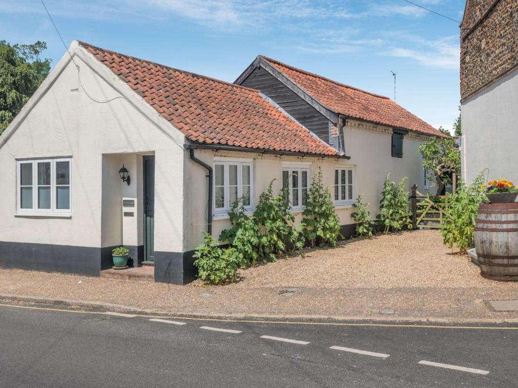 a white house with a red roof at 2 Bed in Reepham 37016 in Cawston