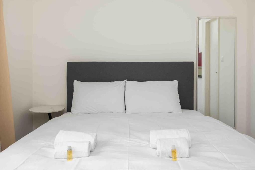 Postel nebo postele na pokoji v ubytování Urban Oasis with Queen Bed and View BE-43