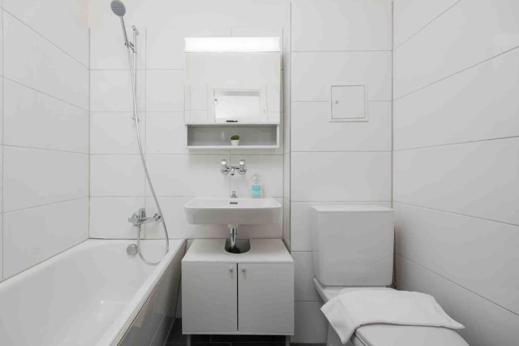Koupelna v ubytování Urban Oasis with Queen Bed and View BE-42