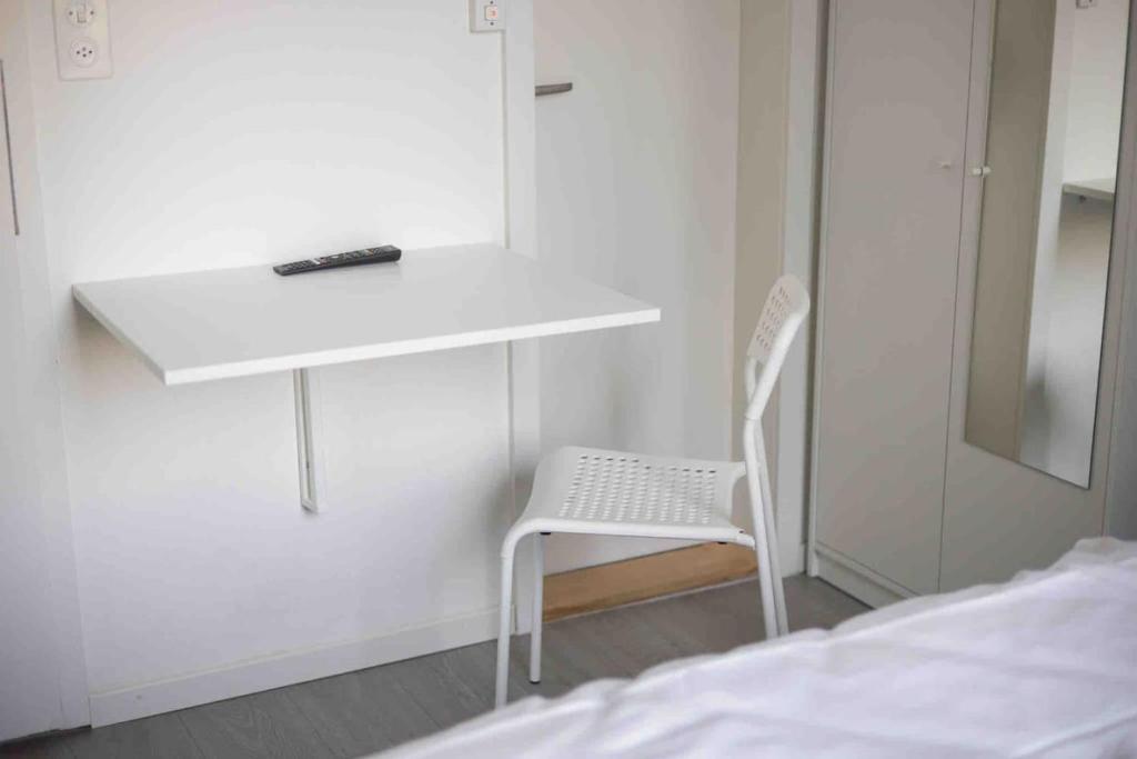 Postel nebo postele na pokoji v ubytování Urban Oasis with Queen Bed and View BE-42