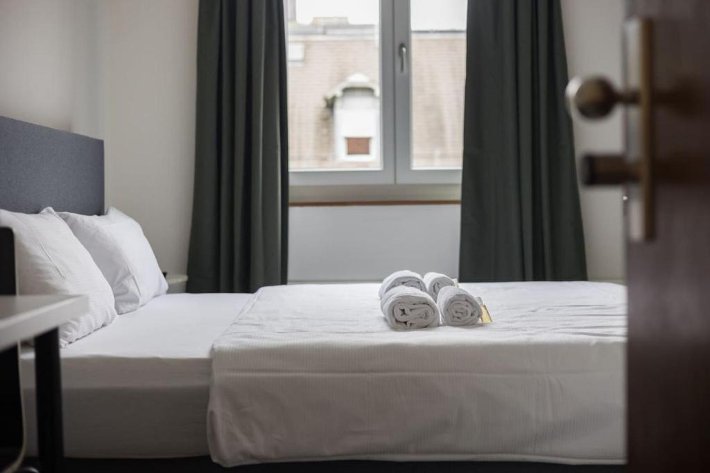 Postel nebo postele na pokoji v ubytování Downtown Deluxe Studio with Queen Bed BE-55