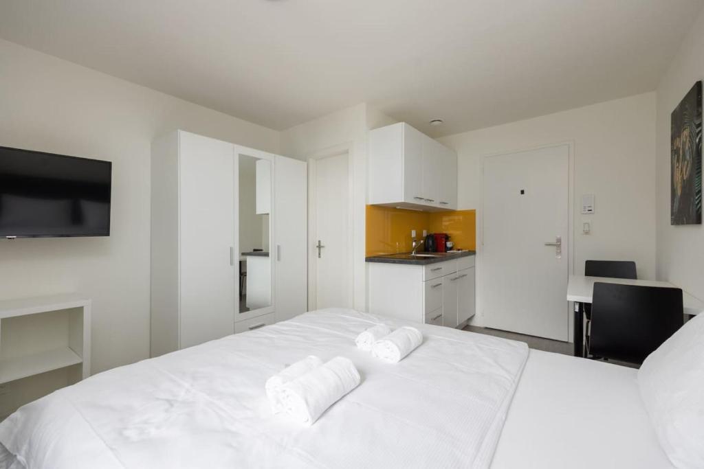 Postel nebo postele na pokoji v ubytování Downtown Deluxe Studio with Queen Bed BE-55