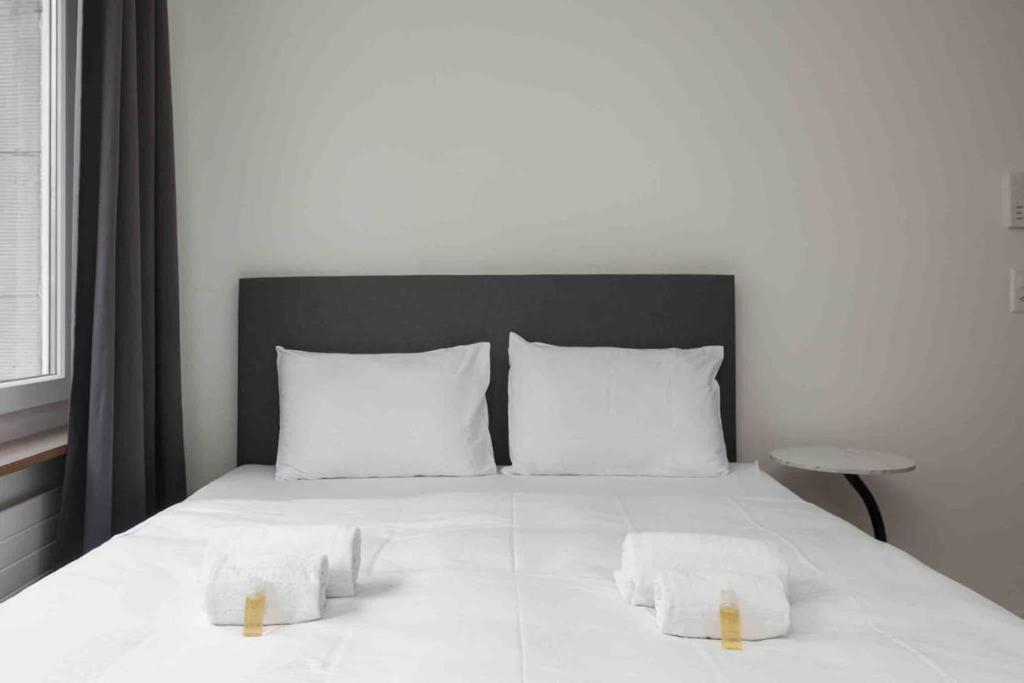 Urban Oasis with Queen Bed and View BE-28 - Resim 2