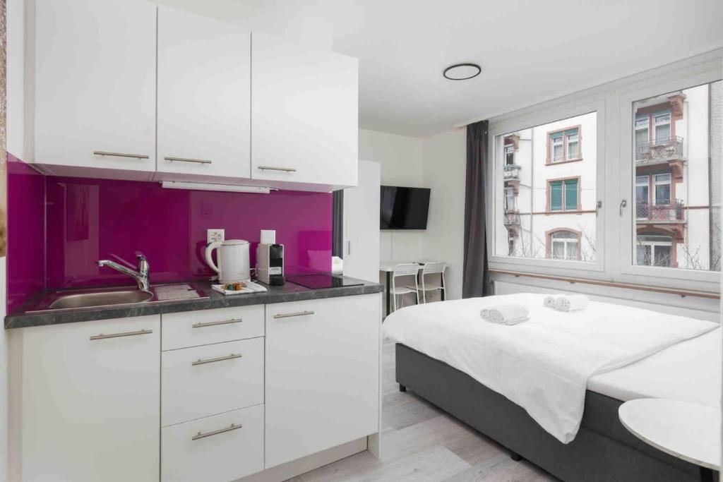 Urban Oasis with Queen Bed and View BE-28 - Resim 4