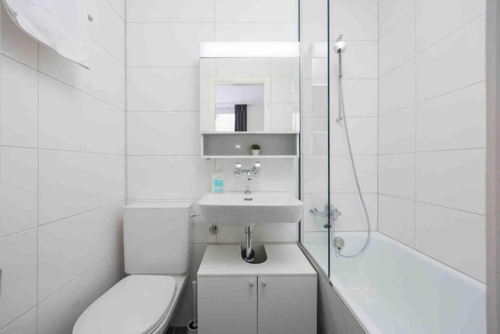 Urban Oasis with Queen Bed and View BE-28 - Resim 6