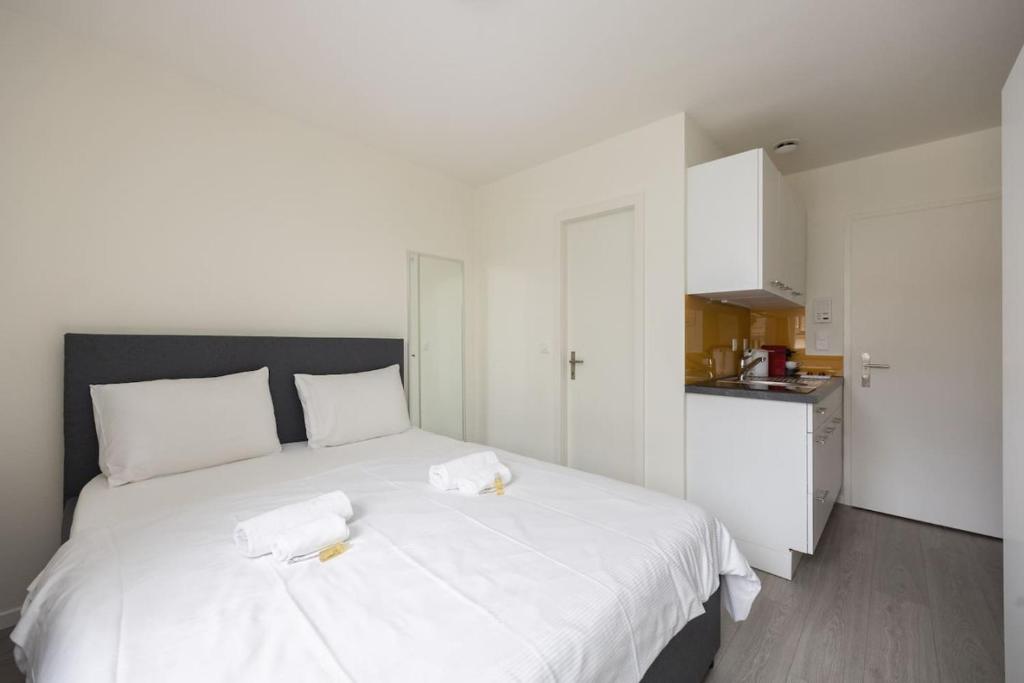 Postel nebo postele na pokoji v ubytování Urban Oasis with Queen Bed and View BE-53