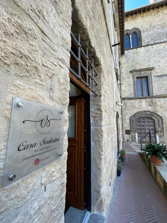a sign on the side of a building at Casa Soderini in Tarquinia