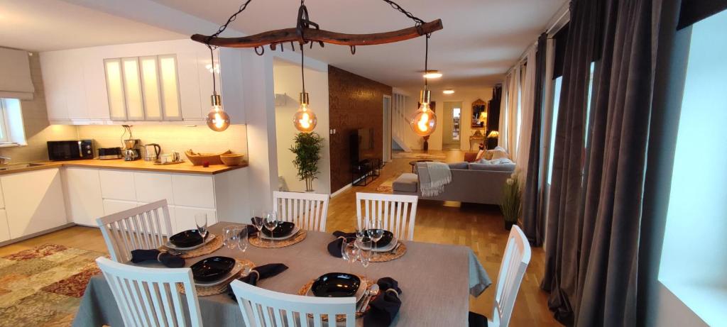 cocina y comedor con mesa y sillas en Boende i Målaskog, en Ryssby