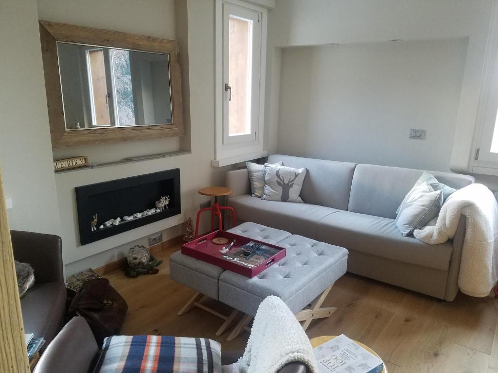 sala de estar con sofá y chimenea en Comodità e natura, en Courmayeur