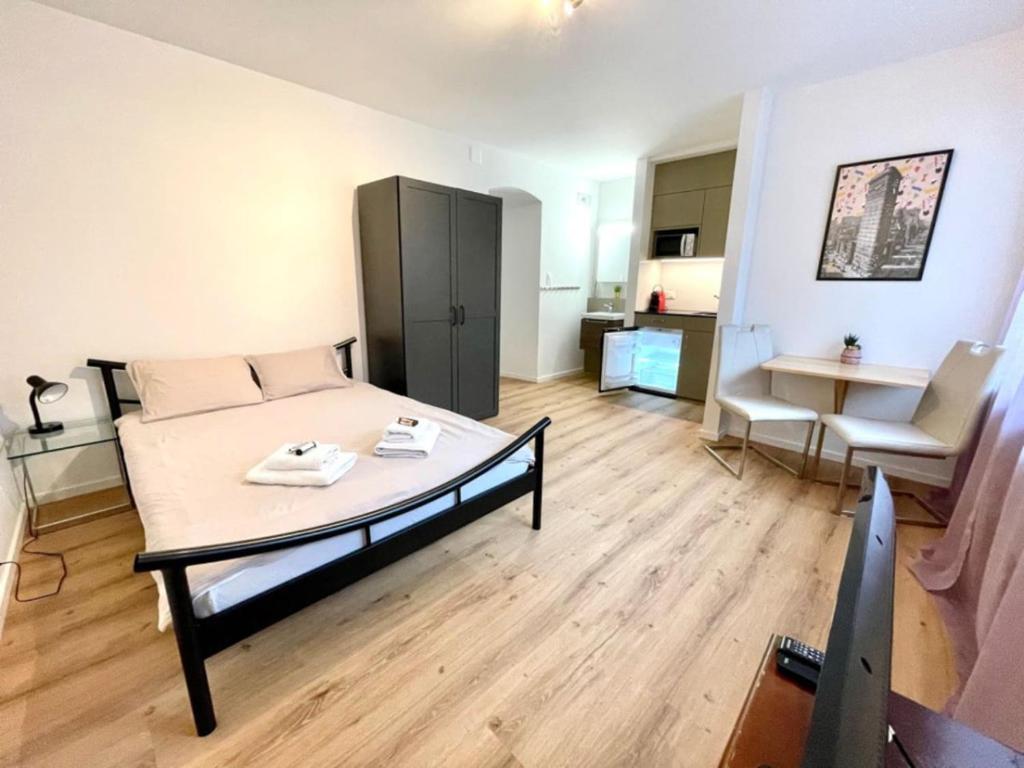ein Wohnzimmer mit einem Bett und einem Tisch in der Unterkunft Heart of Zurich Modern Studio HG14 in Zürich