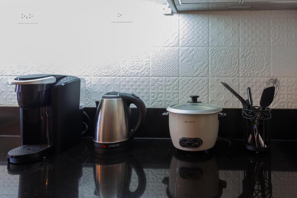 Příslušenství pro přípravu čaje a kávy v ubytování Room 2222 - Tagaytay, PH