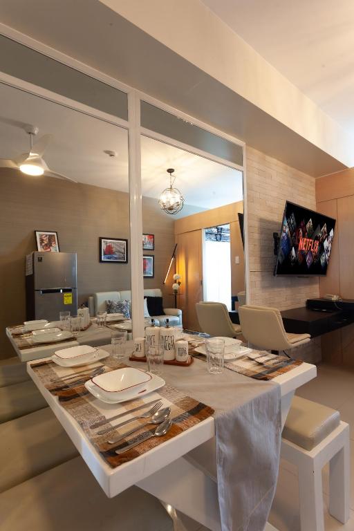 TV a/nebo společenská místnost v ubytování Room 2222 - Tagaytay, PH