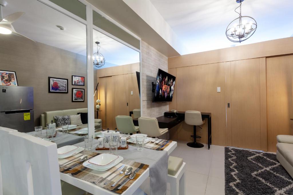 TV a/nebo společenská místnost v ubytování Room 2222 - Tagaytay, PH